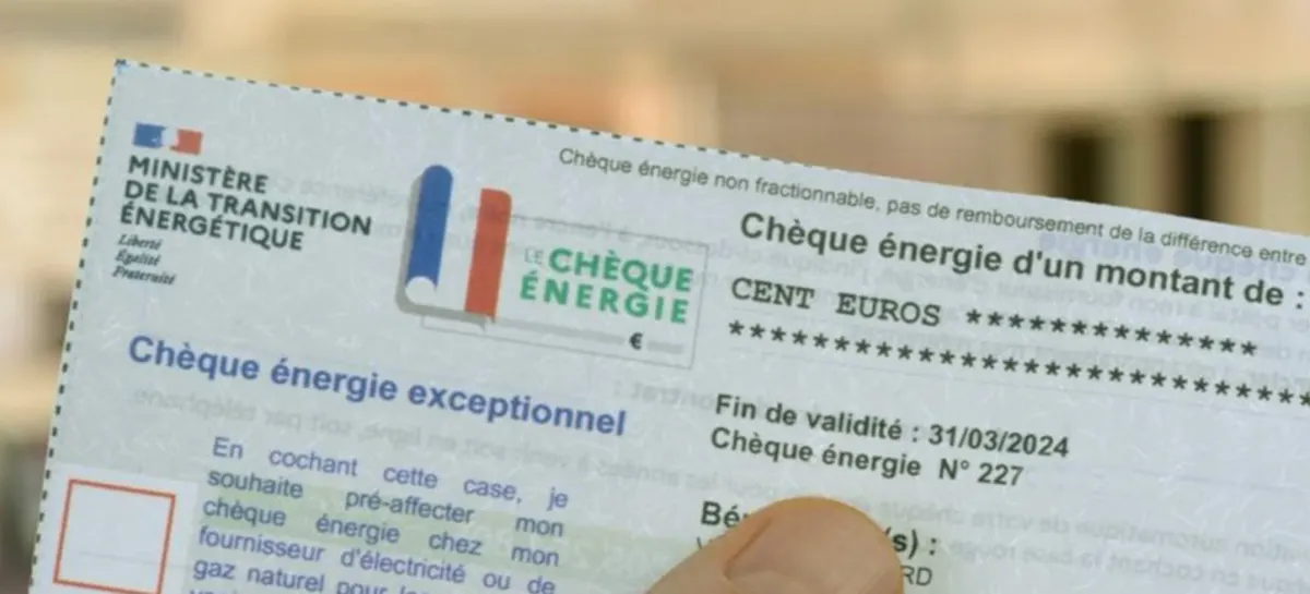 Photo d'un chèque énergie de cent euros tenu à la main, émis par le ministère de la Transition énergétique