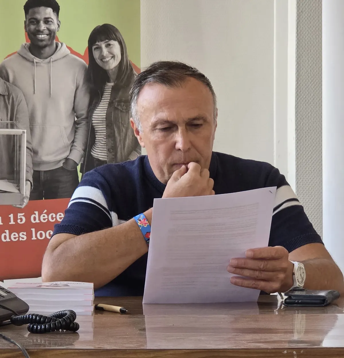 Photo d'Eddie Jacquemart, président de la CNL, lisant un document lors d'une présentation