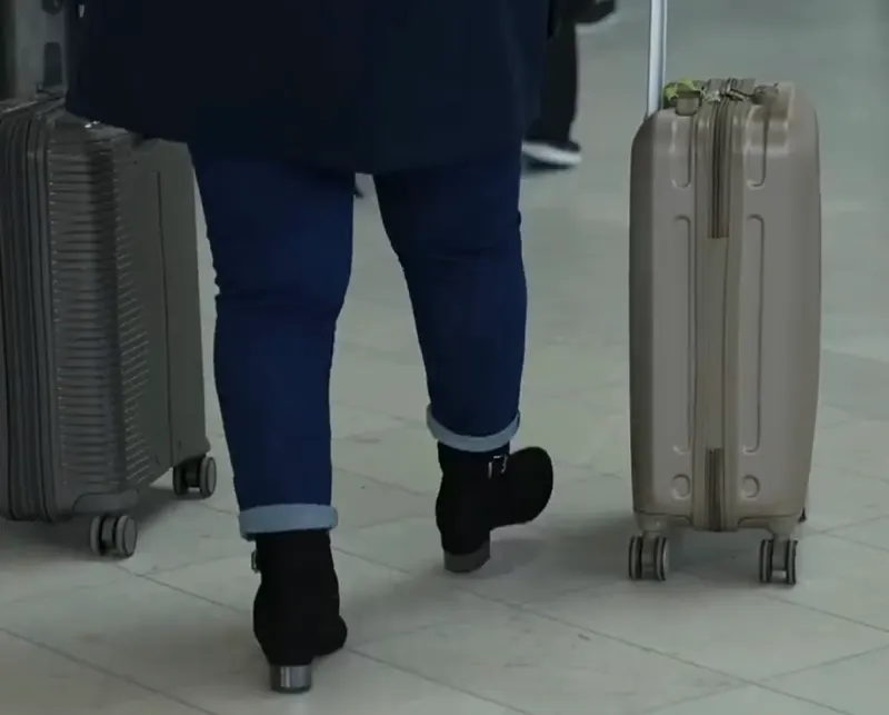 Voyageur tirant des valises à roulettes
