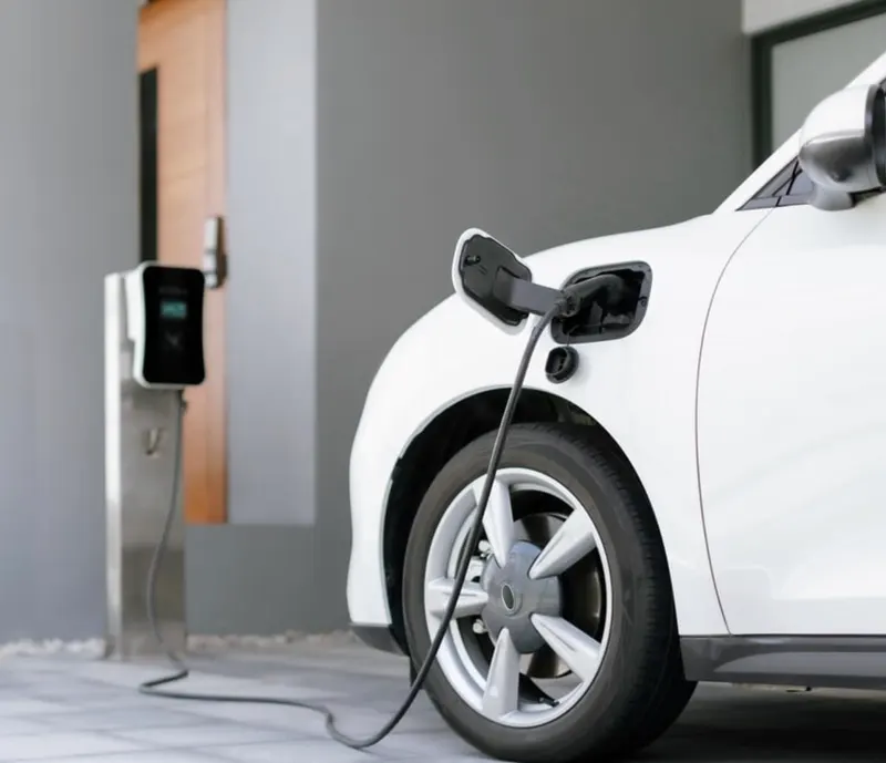 Voiture électrique en charge sur une borne murale