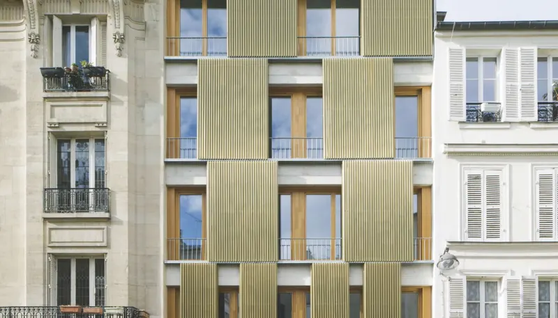 Façade d'immeuble rénové entre deux immeubles anciens