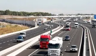 Autoroute chargée de voitures et de camions