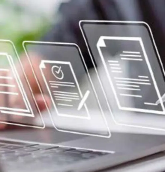 Main touchant des documents numériques sur un écran