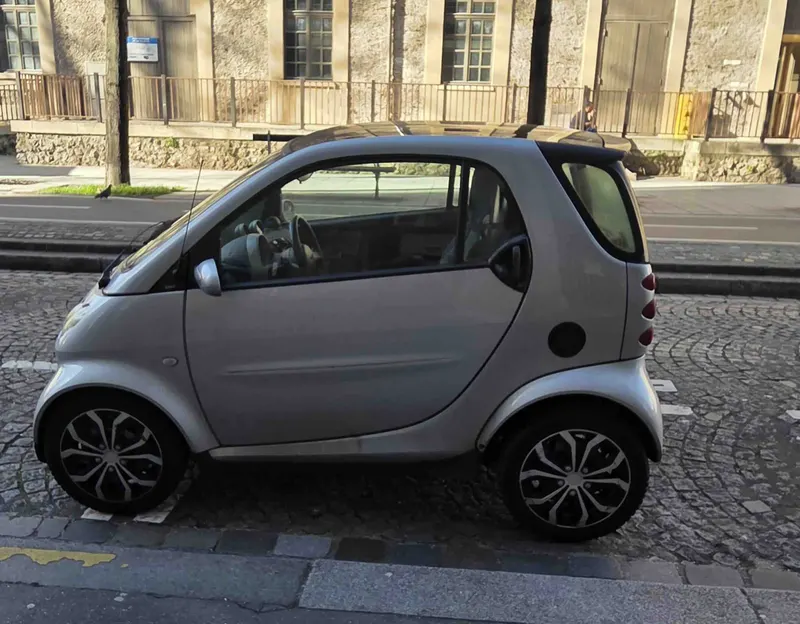 Petite voiture d'occasion garée dans une rue